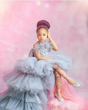 Load image into Gallery viewer, 2020 High Low Flower Girl Dresses For Wedding Lace Appliqued Tiered Skirts Little Girls Pageant Dress Feather Communion Dresses
